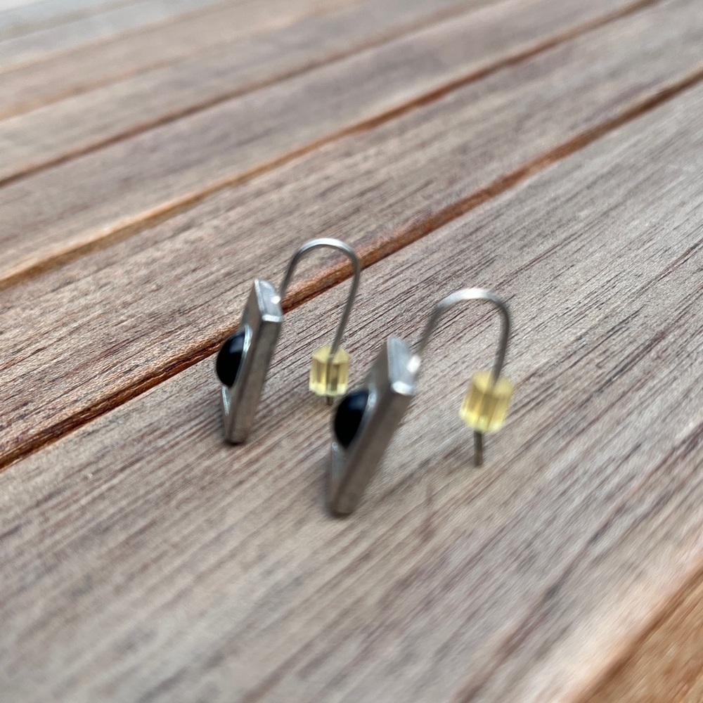 Elegant Silver Earrings with Black Stone - Picture 2 of 4